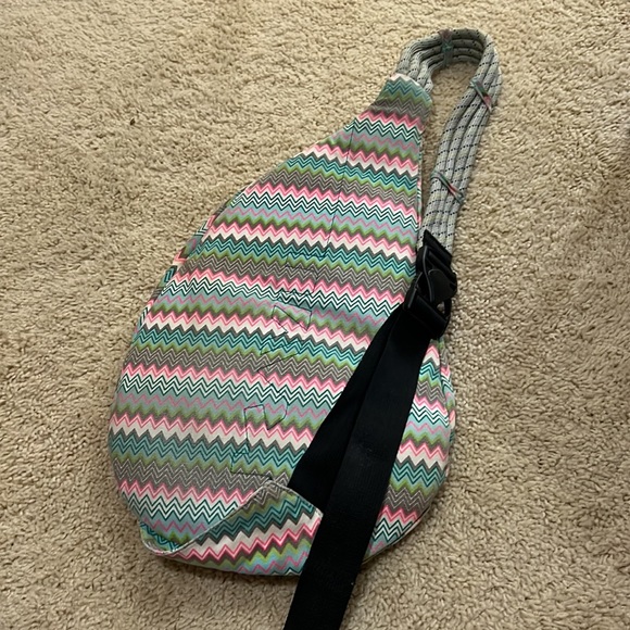 Kavu rope bag! Perfect for traveling. So much storage and easy to carry. - Picture 4 of 4
